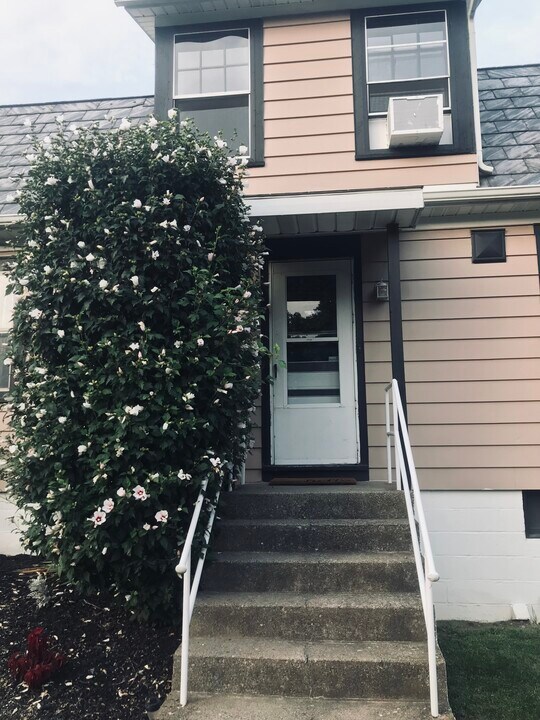554 Moorestown Dr in Bath, PA - Building Photo