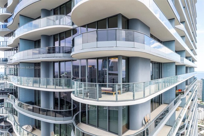 1000 Brickell Plz, Unit PH5307 in Miami, FL - Building Photo - Building Photo