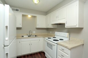 Shoreview Apartments in Bethany, OK - Building Photo