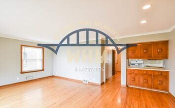 1610 E Beverly Rd-Unit -Lower in Shorewood, WI - Building Photo - Building Photo