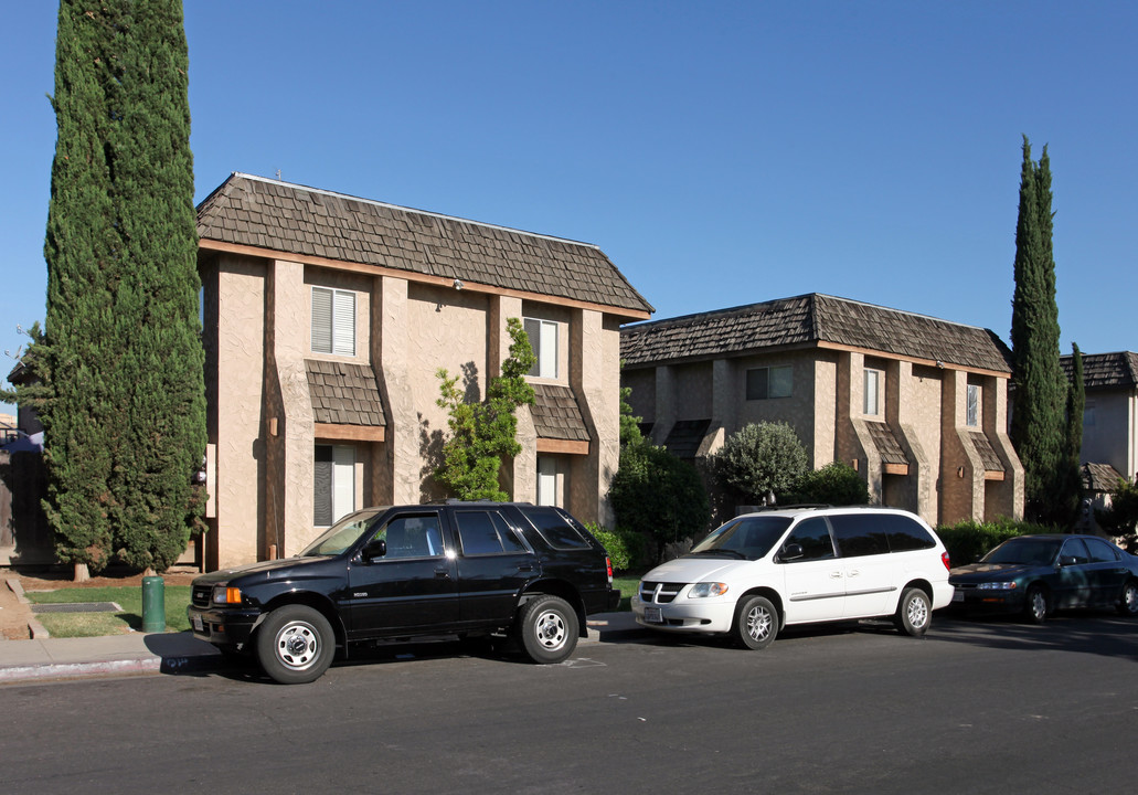 1011 N Bates Ave in Dinuba, CA - Building Photo