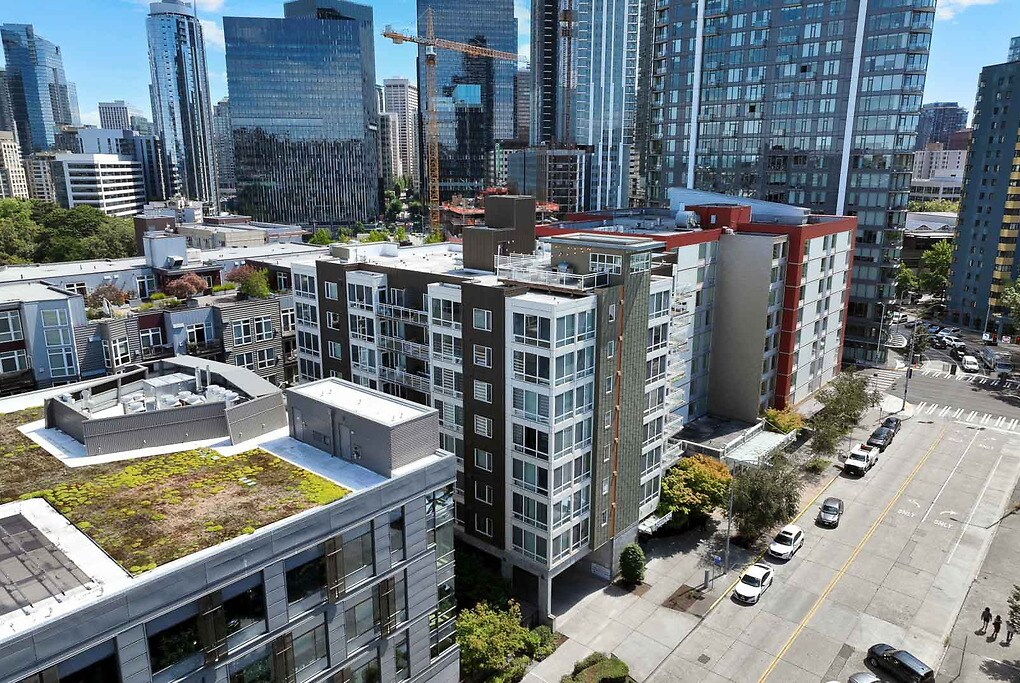 Annaliese in Seattle, WA - Building Photo