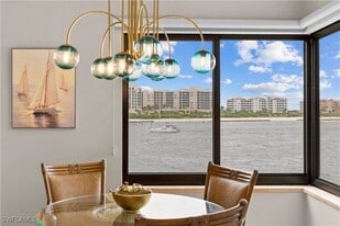 524 La Peninsula Blvd in Naples, FL - Building Photo