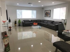 8331 SW 31st St in Miami, FL - Foto de edificio - Building Photo