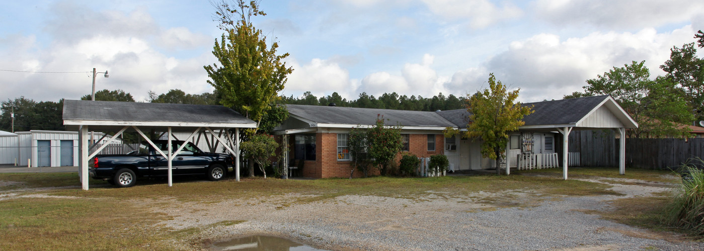 8424 Hwy 613 in Moss Point, MS - Building Photo