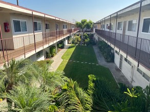 Vermonter Apartments South in Torrance, CA - Foto de edificio - Building Photo