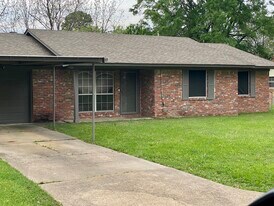 4010 Honeysuckle Ln in Texarkana, TX - Building Photo