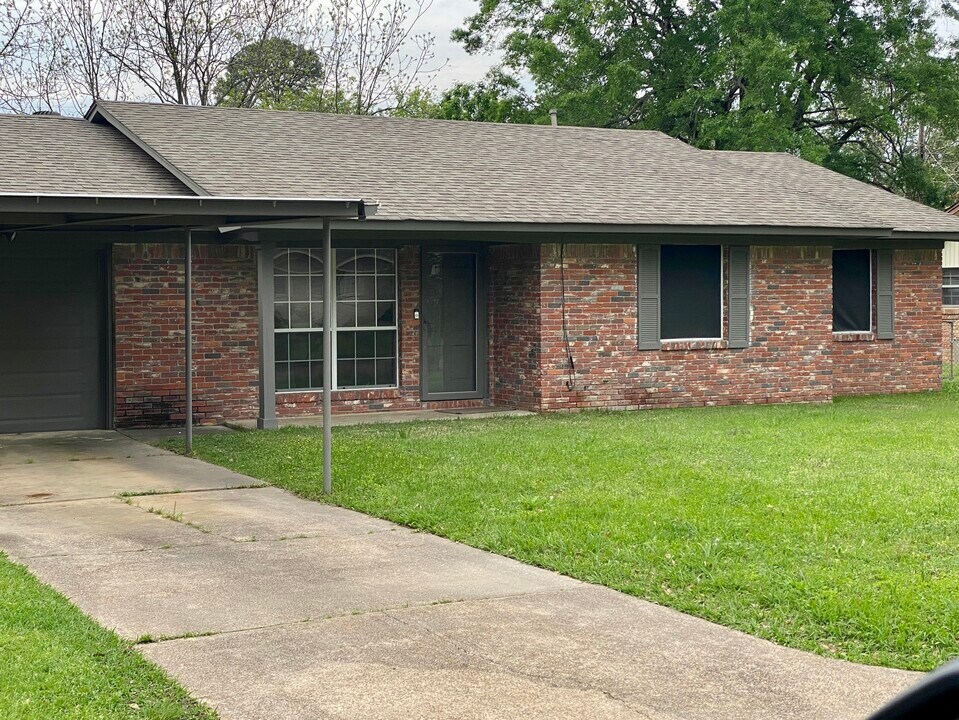 4010 Honeysuckle Ln in Texarkana, TX - Building Photo
