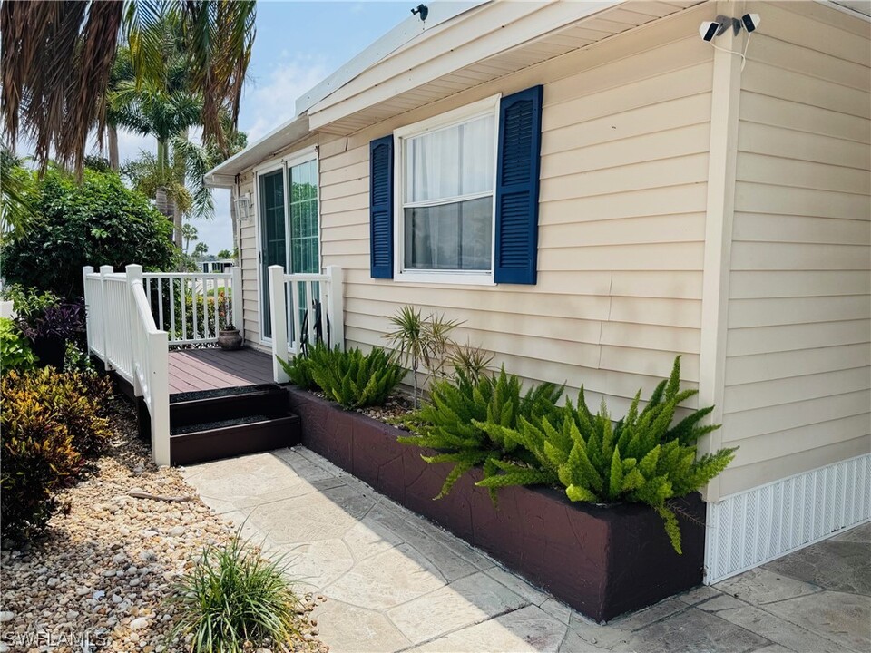 11321 Bougainvillea Ln in Fort Myers Beach, FL - Foto de edificio