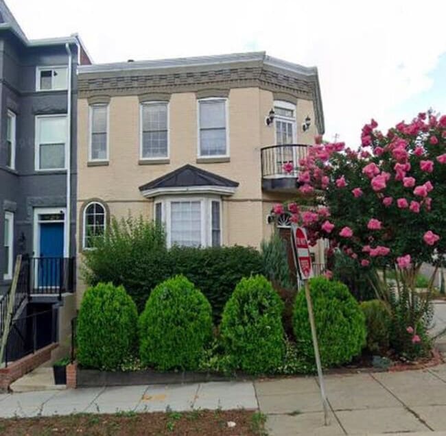 property at 26 Seaton Pl NE