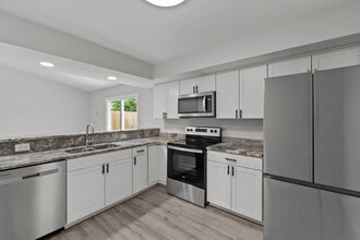 871 Riverbend Rd in Virginia Beach, VA - Building Photo - Building Photo