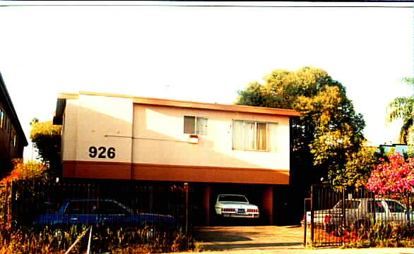 926 W 84th St in Los Angeles, CA - Building Photo