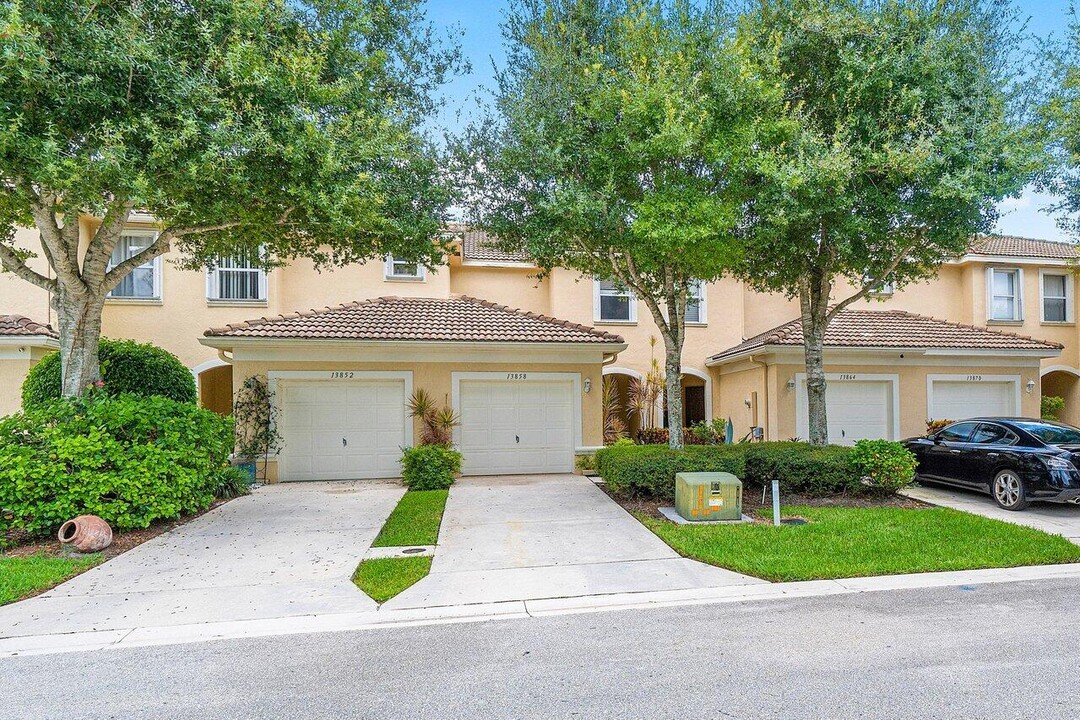 13858 Creston Pl in Wellington, FL - Foto de edificio