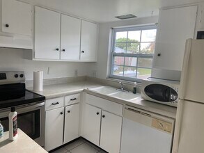 8522 10th St N, Unit C in St. Petersburg, FL - Building Photo - Building Photo