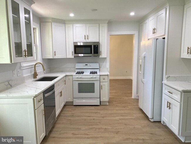 5617 Eastbourne Dr in Springfield, VA - Building Photo - Building Photo
