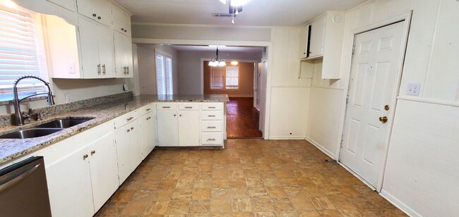 209 Mt Sylvan St in Lindale, TX - Building Photo - Building Photo