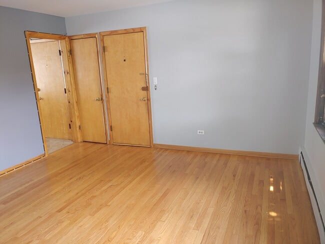 6360 W Eddy St, Unit A1 in Chicago, IL - Building Photo - Building Photo