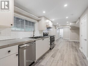 121 Whitwell Dr in Brampton, ON - Building Photo - Building Photo