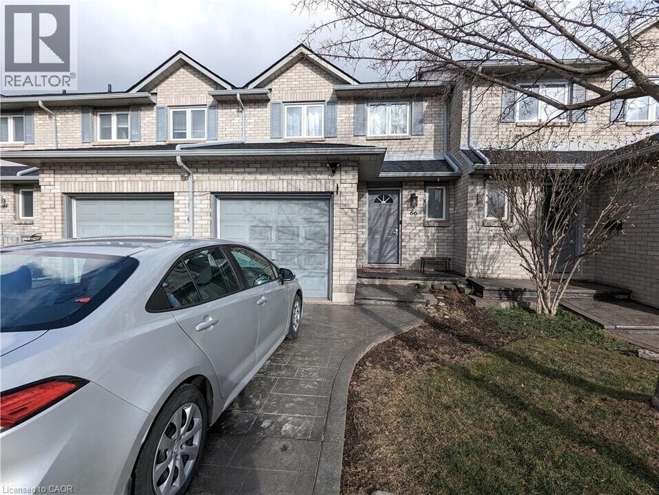 1 Royalwood Ct in Hamilton, ON - Building Photo