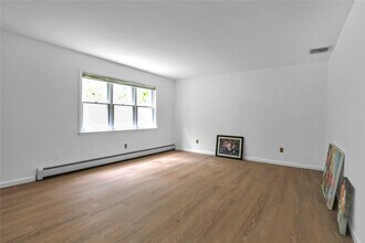 176 Lower Sheep Pasture Rd in East Setauket, NY - Building Photo - Building Photo
