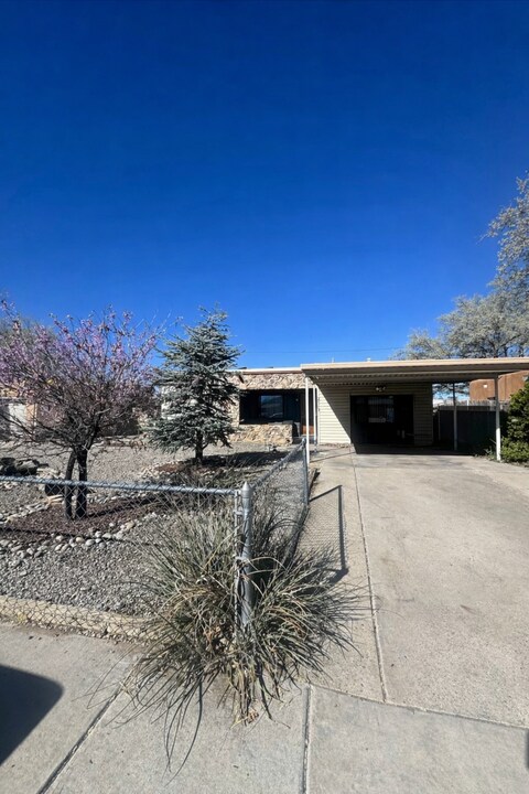 2113 Madeira Dr NE in Albuquerque, NM - Foto de edificio