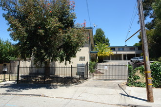 Brookdale Manor Apartments in Oakland, CA - Building Photo - Building Photo