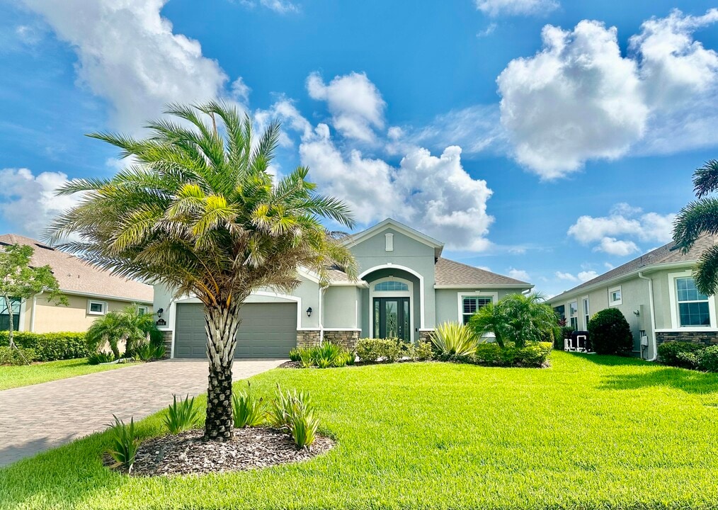 3044 Trasona Dr in Melbourne, FL - Building Photo
