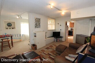 1028 Hollywood Ave in Oakland, CA - Building Photo - Building Photo