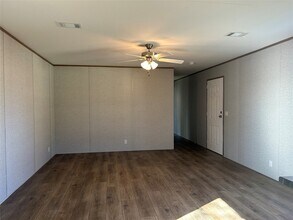 7699 Peden Rd in Azle, TX - Foto de edificio - Building Photo