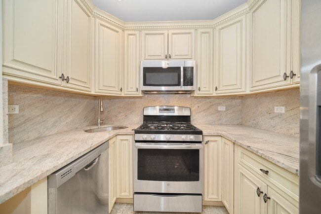 825 W End Ave in New York, NY - Building Photo - Building Photo