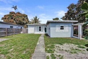 335 NW 109th St in Miami, FL - Building Photo