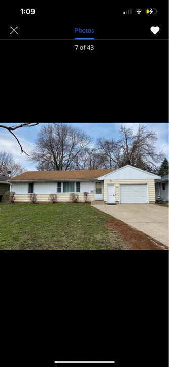 914 Sommerville St S in Shakopee, MN - Building Photo