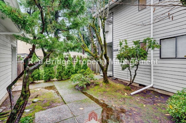 17036 NE Oregon St in Portland, OR - Building Photo - Building Photo