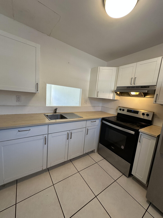 5031 W Oakland Park Blvd, Unit #105 in Lauderdale Lakes, FL - Building Photo - Building Photo