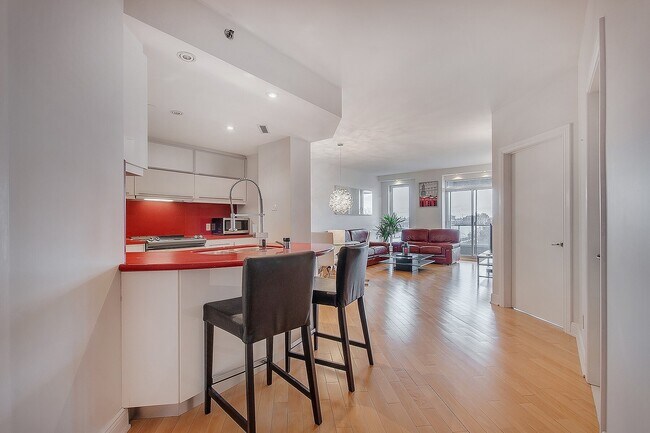 2380 Ave Pierre-Dupuy in Montréal, QC - Building Photo - Building Photo