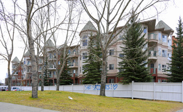 College Gardens in Calgary, AB - Building Photo - Building Photo