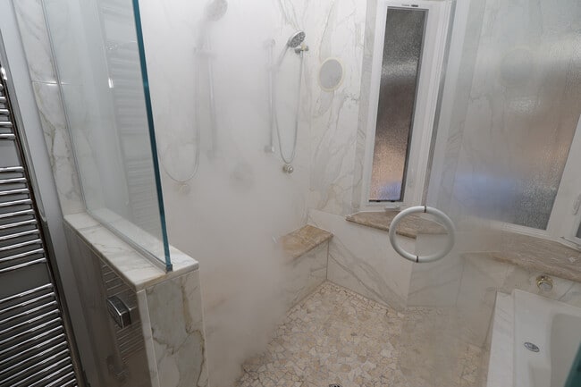 4831 Canoga Ave in Woodland Hills, CA - Foto de edificio - Building Photo