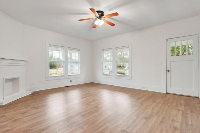 591 E Cherry St in Jesup, GA - Foto de edificio - Building Photo