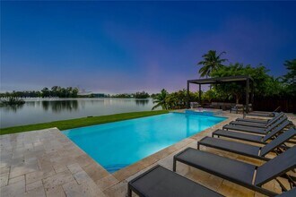 5420 SW 72nd Ave in Miami, FL - Building Photo - Building Photo