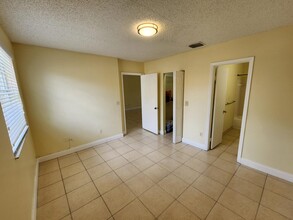 18334 NW 68th Ave, Unit E in Hialeah, FL - Building Photo - Building Photo
