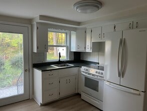 118 Putnam Rd, Unit 1st floor in Pomfret Center, CT - Building Photo - Building Photo