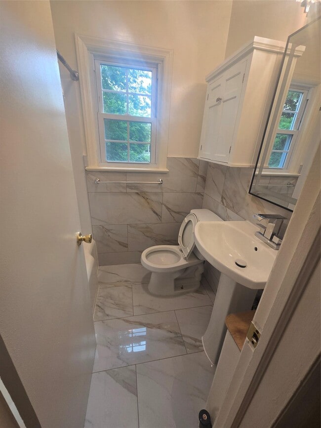 98 I U Willets Rd in Albertson, NY - Building Photo - Building Photo