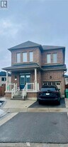 27 Bachelor St in Brampton, ON - Building Photo