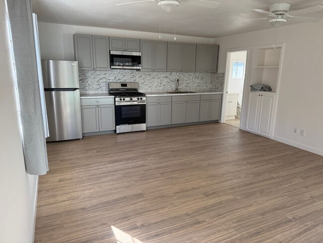 910 Deodar Rd in Escondido, CA - Building Photo - Building Photo
