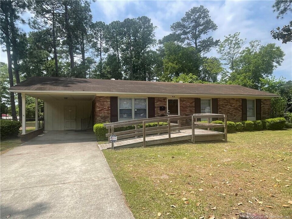 916 Bingham Dr in Fayetteville, NC - Foto de edificio