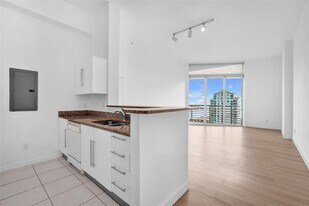 325 S Biscayne Blvd, Unit LPH17 in Miami, FL - Building Photo