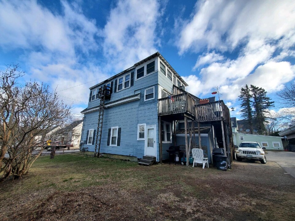 268 Court St in Laconia, NH - Building Photo