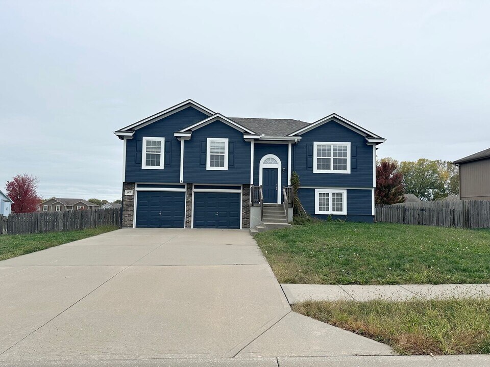 612 Fall Creek Dr in Belton, MO - Building Photo