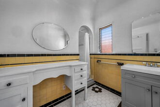 8256 Blackburn Ave in Los Angeles, CA - Building Photo - Interior Photo