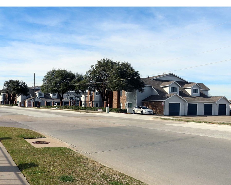 Meadows Condos in Lewisville, TX - Building Photo